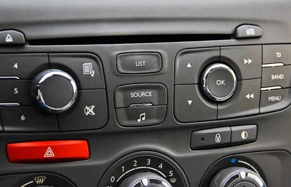 汽車標(biāo)識(shí)logo都是如何進(jìn)行打標(biāo)的？答案是用激光打標(biāo)機(jī)！(圖2)