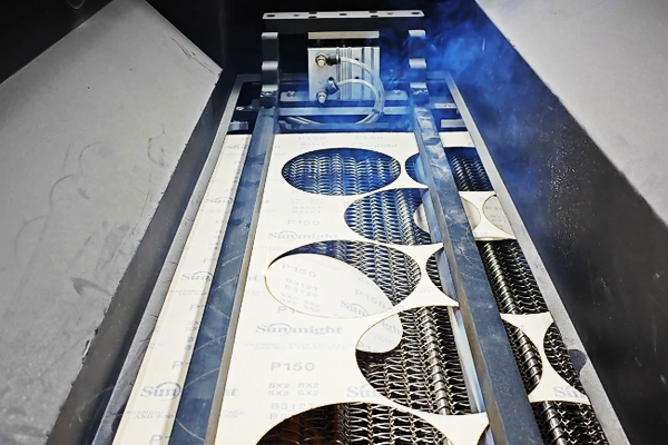 砂紙模切中使用激光模切機的優勢分析